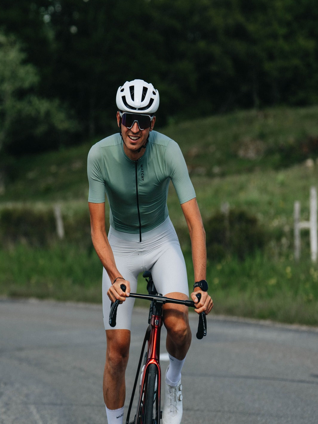 Maillot vélo MATCHY coloris eucalyptus, zip intégral, manches courtes avec empiècements mesh, fond blanc.