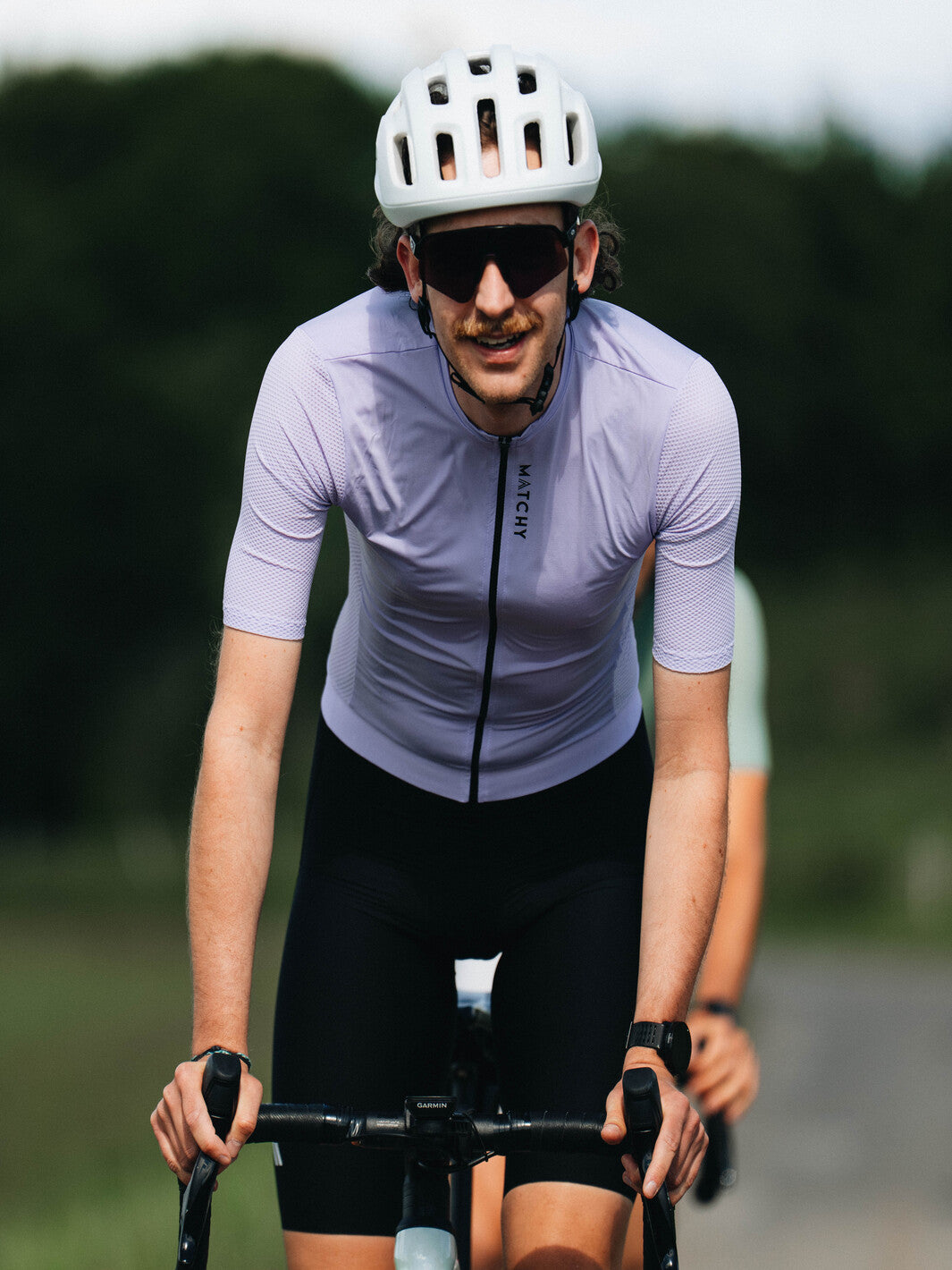 Maillot vélo MATCHY coloris lavande, zip intégral, manches courtes avec empiècements mesh, fond blanc.