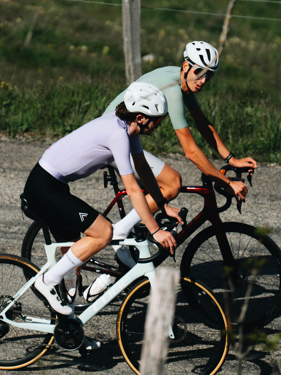 Maillot vélo MATCHY coloris lavande, zip intégral, manches courtes avec empiècements mesh, fond blanc.