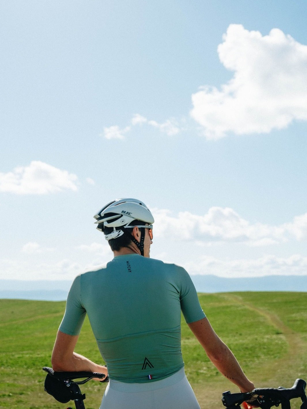 Maillot vélo MATCHY coloris eucalyptus, zip intégral, manches courtes avec empiècements mesh, fond blanc.