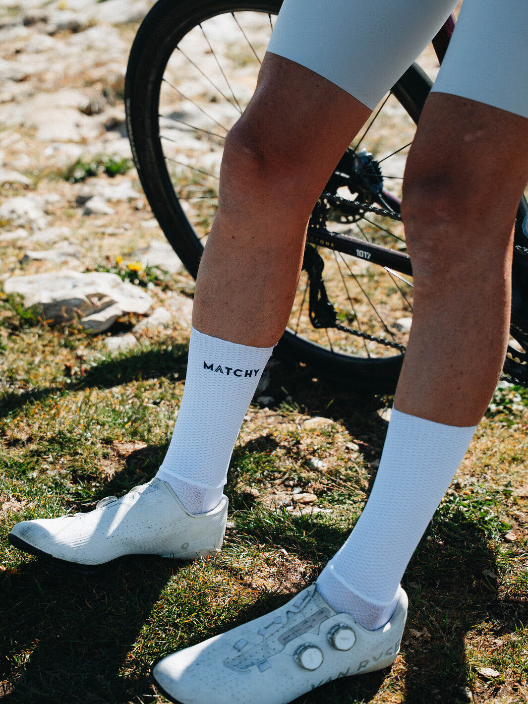 Chaussettes vélo MATCHY blanches mi-hautes, textile aéré texture grille, renfort talon et avant-pied, paire.