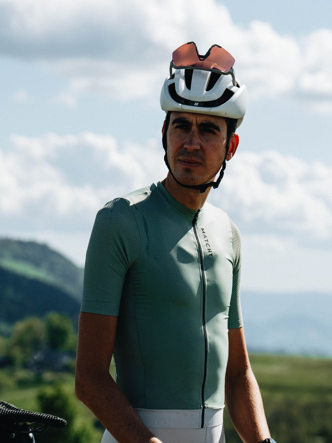 Maillot vélo MATCHY coloris eucalyptus, zip intégral, manches courtes avec empiècements mesh, fond blanc.