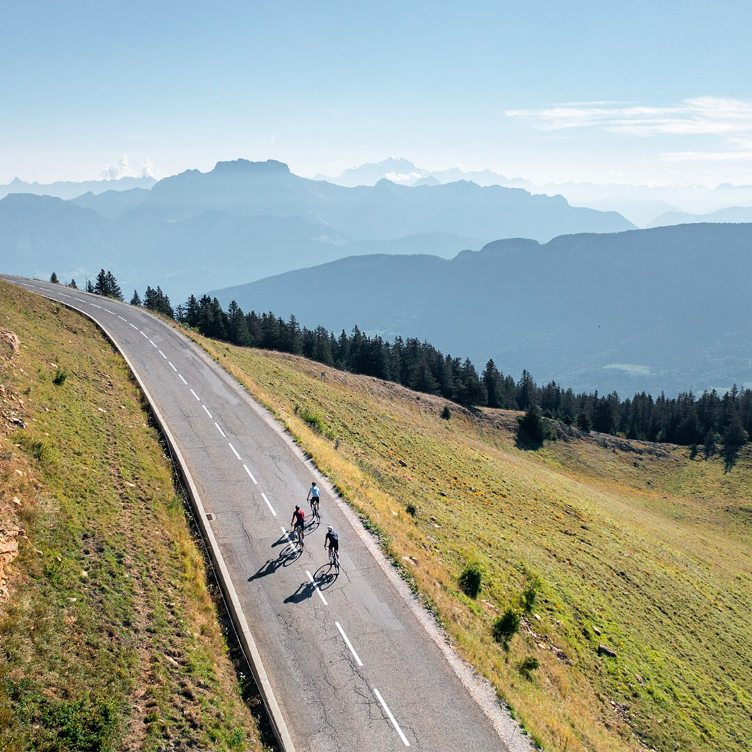 Groupe de cyclistes au Semnoz avec un équipement Matchy