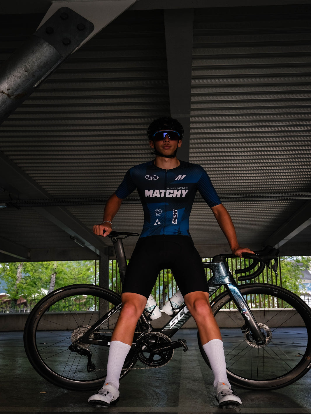 Skinsuit vélo une pièce MATCHY High Performance System, coloris bleu roi et marine, zip intégral, cuissard rembourré, manches courtes.