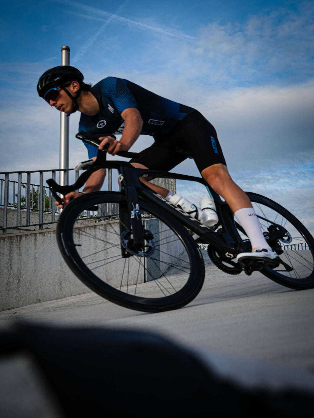 Skinsuit vélo une pièce MATCHY High Performance System, coloris bleu roi et marine, zip intégral, cuissard rembourré, manches courtes.
