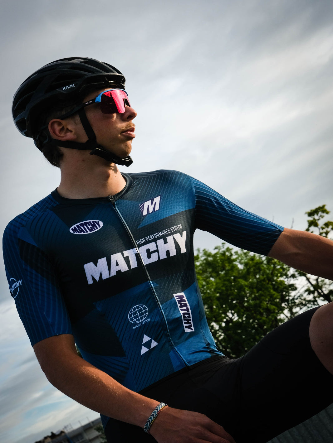 Skinsuit vélo une pièce MATCHY High Performance System, coloris bleu roi et marine, zip intégral, cuissard rembourré, manches courtes.