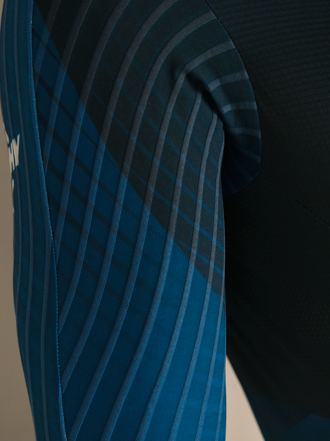 Skinsuit vélo une pièce MATCHY High Performance System, coloris bleu roi et marine, zip intégral, cuissard rembourré, manches courtes.