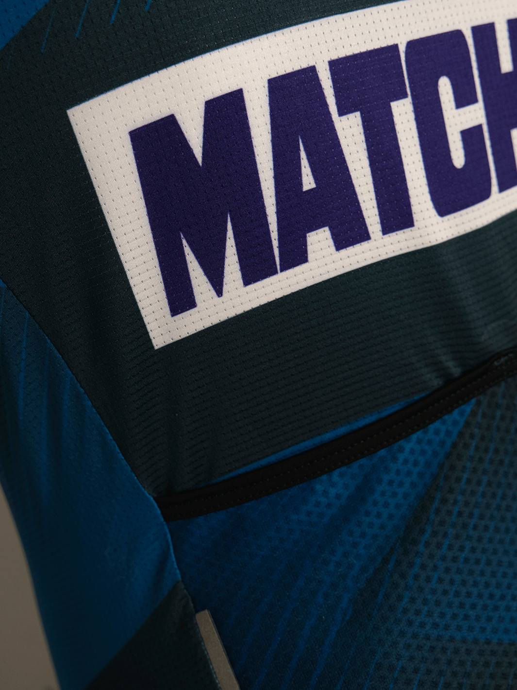 Skinsuit vélo une pièce MATCHY High Performance System, coloris bleu roi et marine, zip intégral, cuissard rembourré, manches courtes.